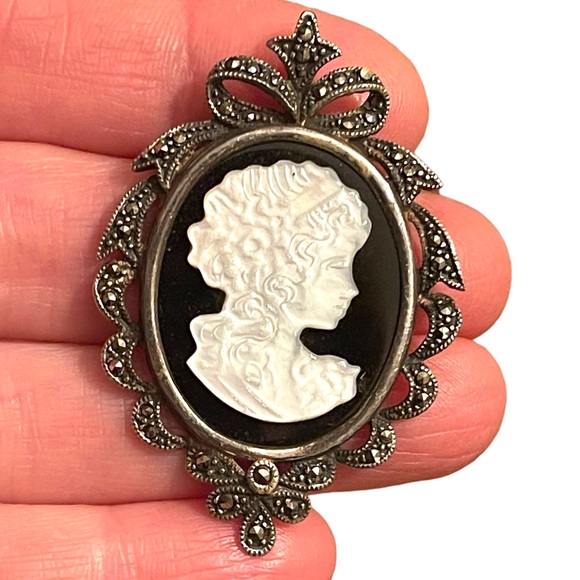 Vintage Sterling 925 LG Marcasite onyx & Mother of pearl Cameo brooch pendant - Picture 3 of 6